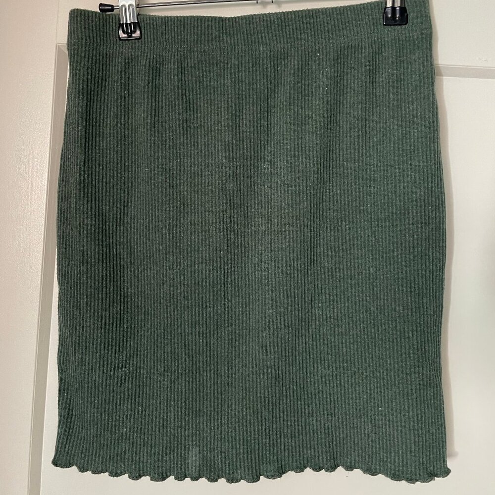Green ribbed skirt with Lettuce edge